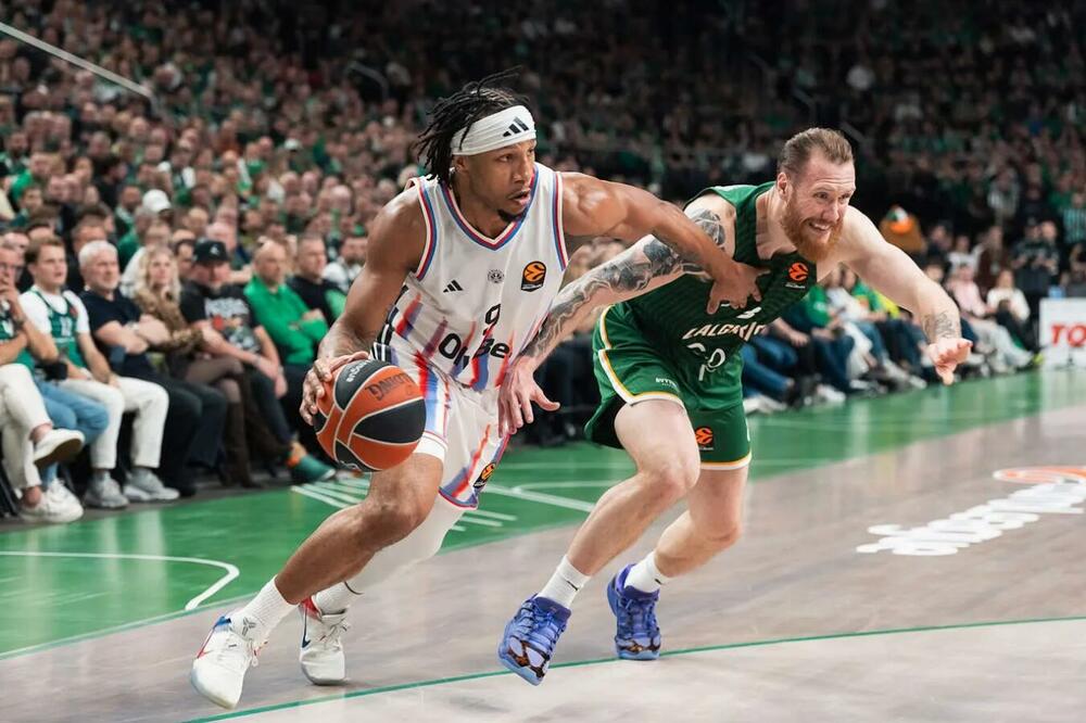 Lamar Stevens driving to the basket for Paris in the EuroLeague